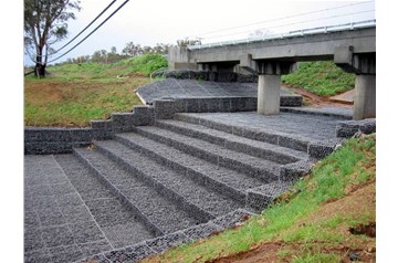 格宾网护岸促进河道生态平衡